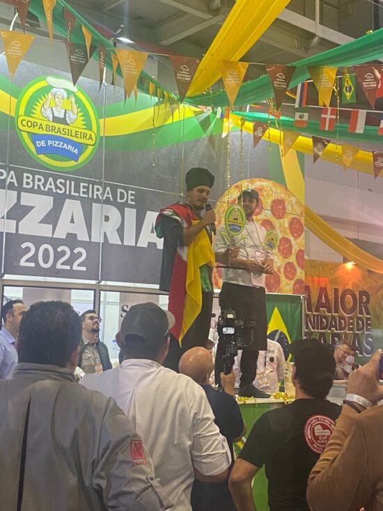 Com pizza de pinhão e burrata, chef gaúcho sagra-se campeão brasileiro em SP