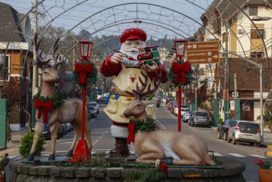 Decoração do 39º Natal Luz começa a ser instalada em ruas, praças e rótulas de Gramado